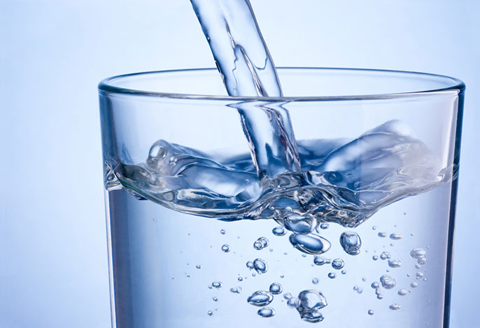 Filling a glass with refreshing, clean water through reverse osmosis